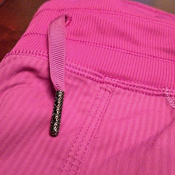 LIKE NEW bright pink lululemon crops - Picture 3 of 10